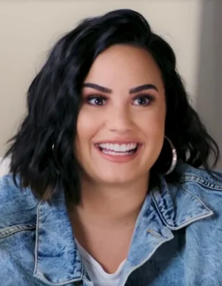 Demi Lovato height profile photo