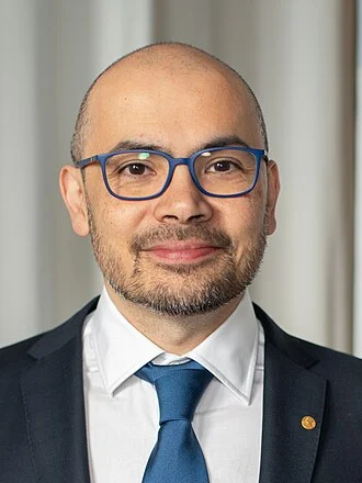 Demis Hassabis height profile photo