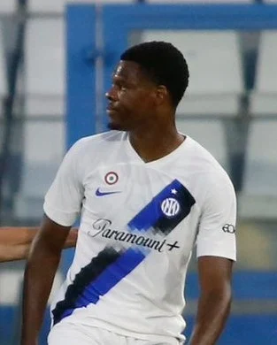 Denzel Dumfries height profile photo