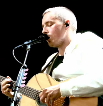 Dermot Kennedy height profile photo
