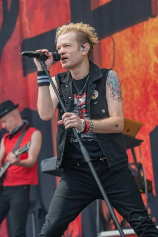 Deryck Whibley height profile photo