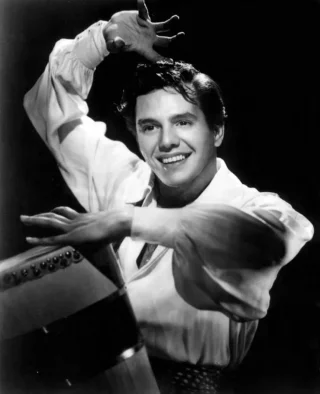 Desi Arnaz height profile photo