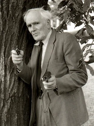 Desmond Llewelyn height profile photo