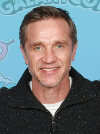 Devon Sawa height profile photo