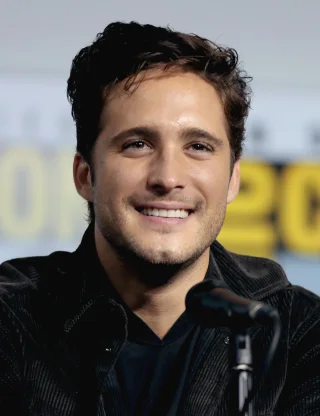 Diego Boneta height profile photo