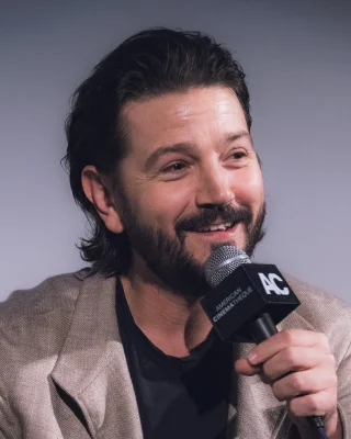 Diego Luna height profile photo