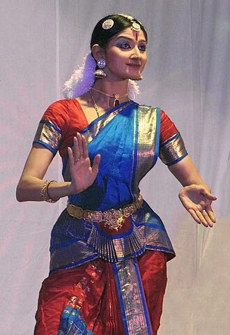 Divyaa Unni height profile photo