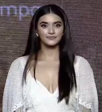 Divyansha Kaushik height profile photo