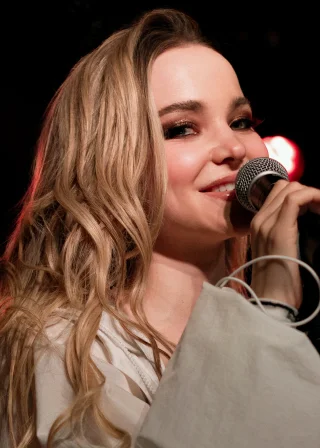 Dove Cameron height profile photo