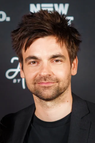 Drew Tarver height profile photo