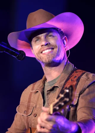 Dustin Lynch height profile photo