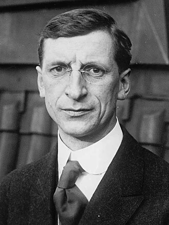 Éamon de Valera height profile photo