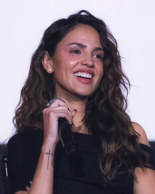 Eiza González height profile photo