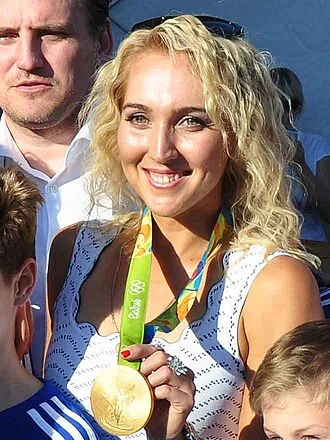 Elena Vesnina height profile photo