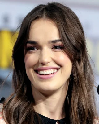 Elizabeth Henstridge height profile photo