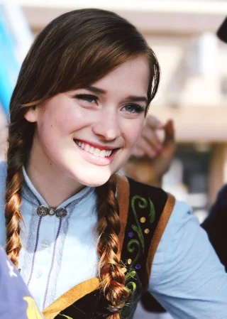 Elizabeth Lail height profile photo