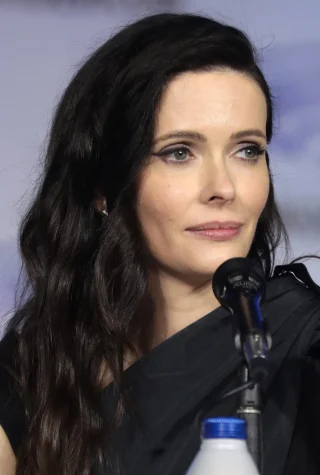 Elizabeth Tulloch height profile photo