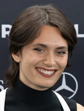 Ella Rumpf height profile photo
