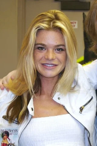 Ellen Muth height profile photo