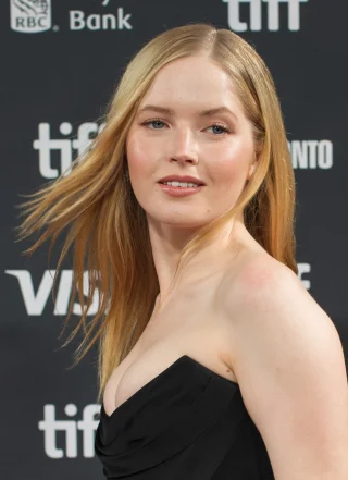 Ellie Bamber height profile photo