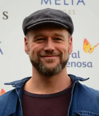 Elliot Cowan height profile photo