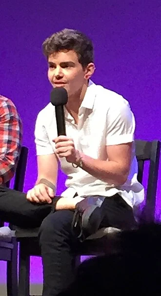 Elliot Fletcher height profile photo