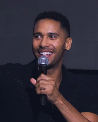 Elliot Knight height profile photo