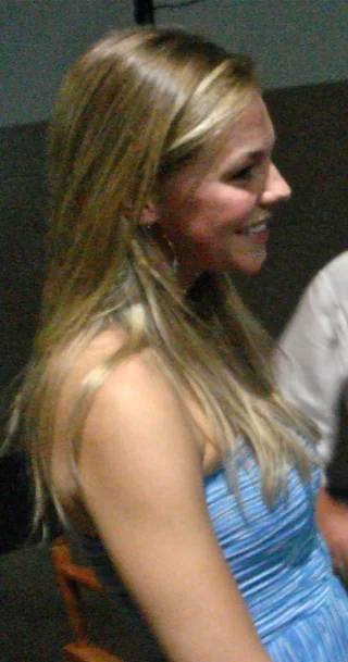 Eloise Mumford height profile photo