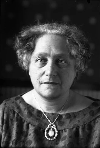 Elsa Einstein height profile photo