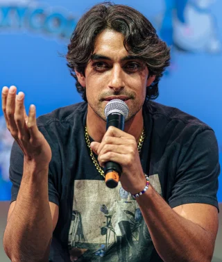Eman Esfandi height profile photo