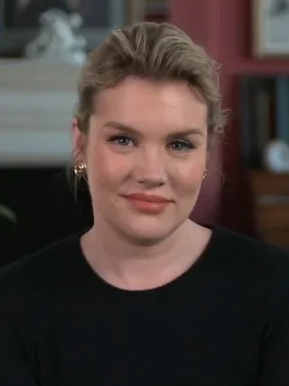 Emerald Fennell height profile photo