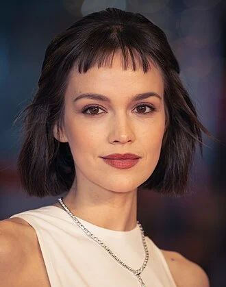 Emilia Schüle height profile photo