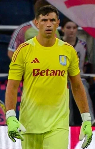Emiliano Martínez height profile photo