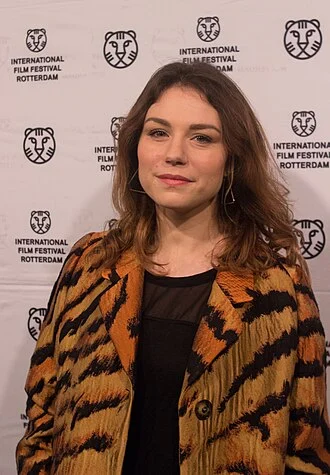 Émilie Dequenne height profile photo