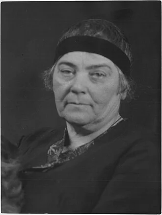 Emily Carr height profile photo