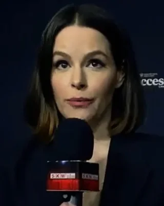 Emily Hampshire height profile photo