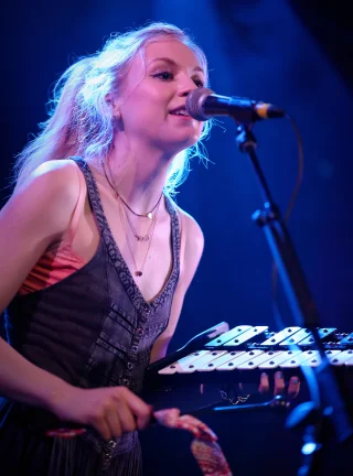 Emily Kinney height profile photo