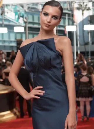 Emily Ratajkowski height profile photo