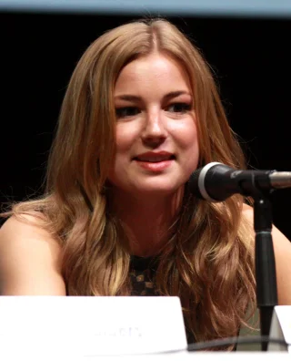 Emily VanCamp height profile photo