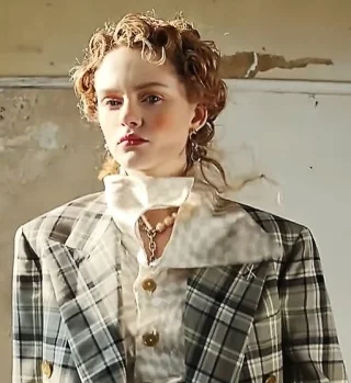 Emma Laird height profile photo