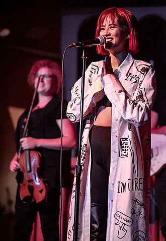 Emmalyn (singer) height profile photo