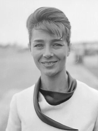 Emmanuelle Riva height profile photo