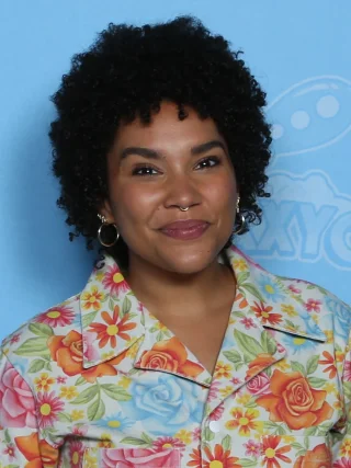 Emmy Raver-Lampman height profile photo