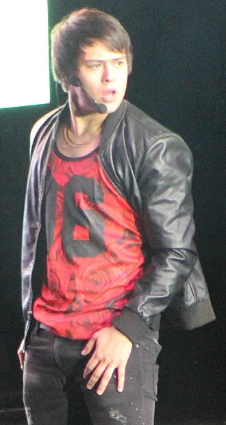 Enrique Gil height profile photo