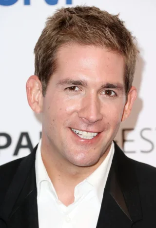 Eric Szmanda height profile photo