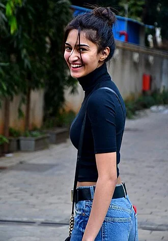 Erica Fernandes height profile photo