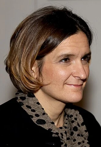 Esther Duflo height profile photo