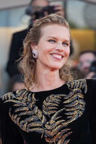 Eva Herzigová height profile photo
