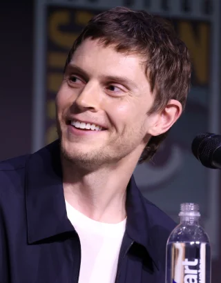 Evan Peters height profile photo