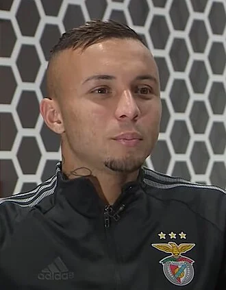 Everton Soares height profile photo